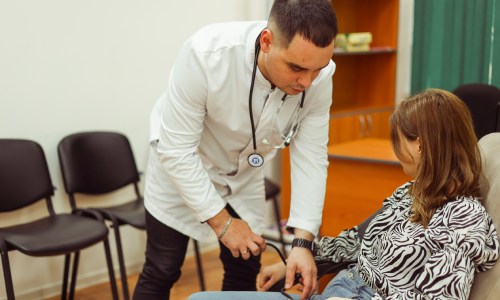 Врач осматривает пациента